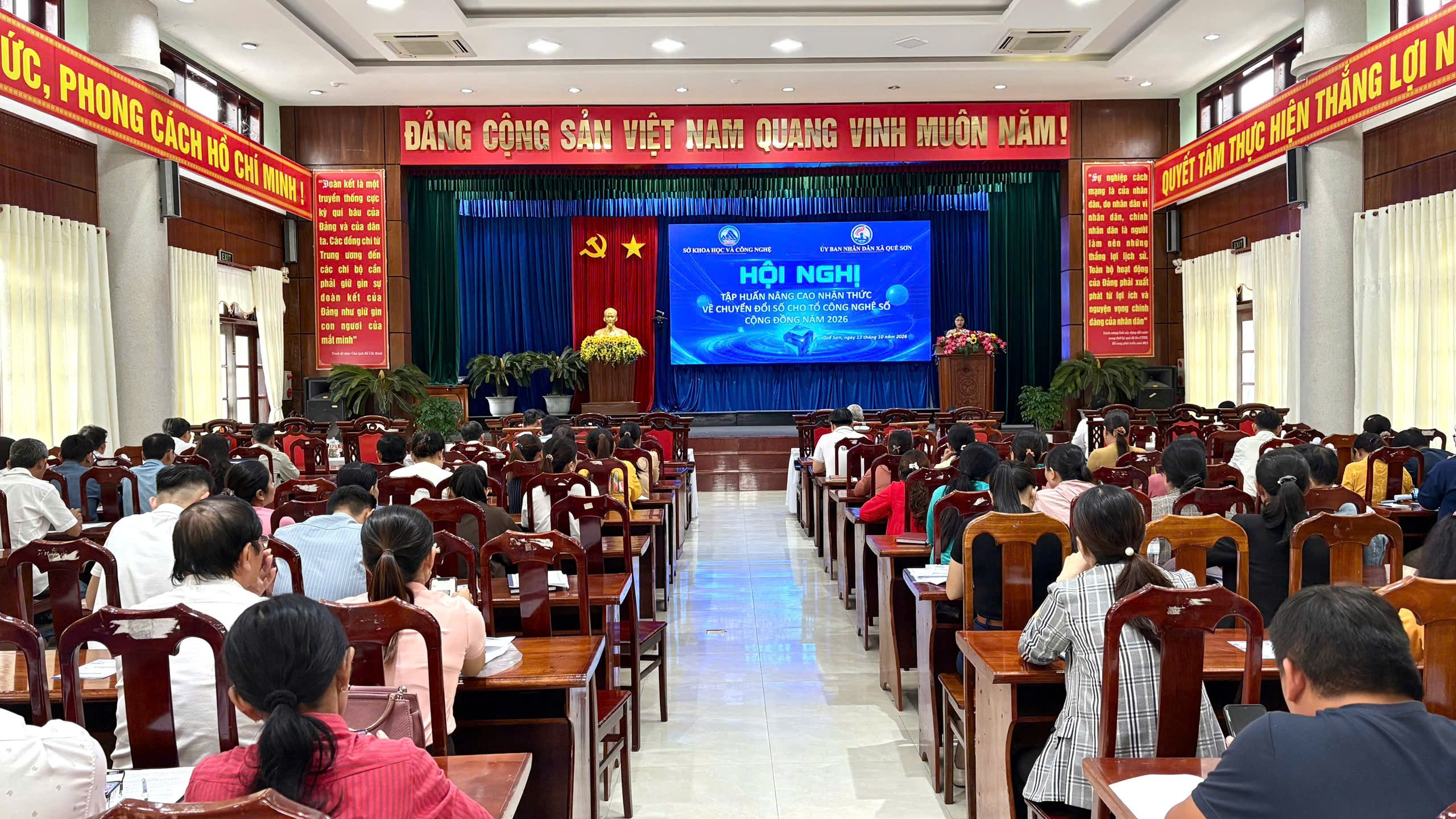 Toàn cảnh hội nghị tập huấn nâng cao nhận thức về chuyển đổi số tại xã Quế Sơn ngày 13/10.
